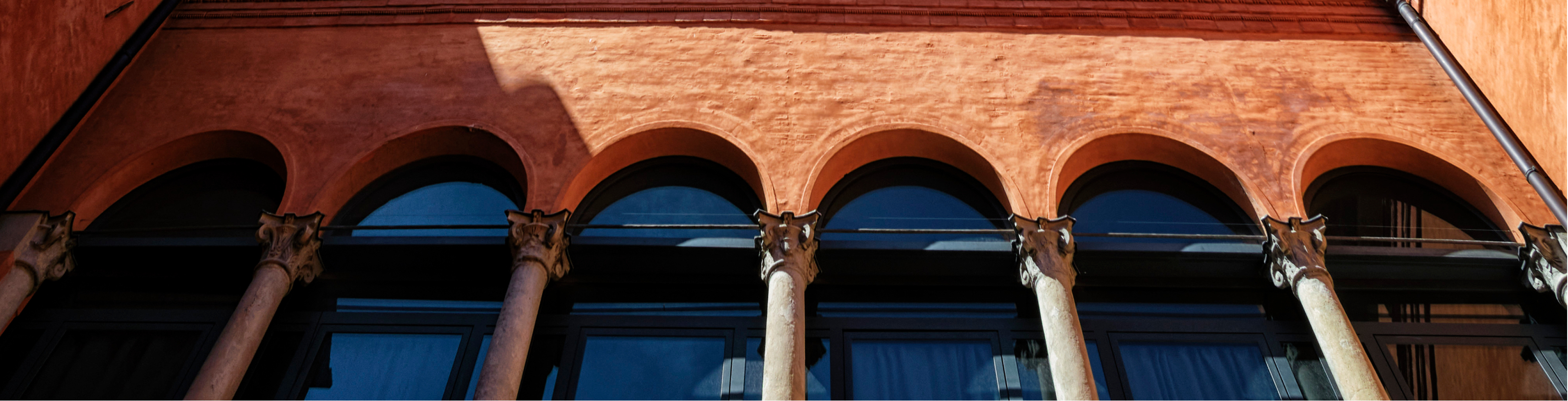 Veduta architettonica collegata a sessant'anni di intelligence debitori